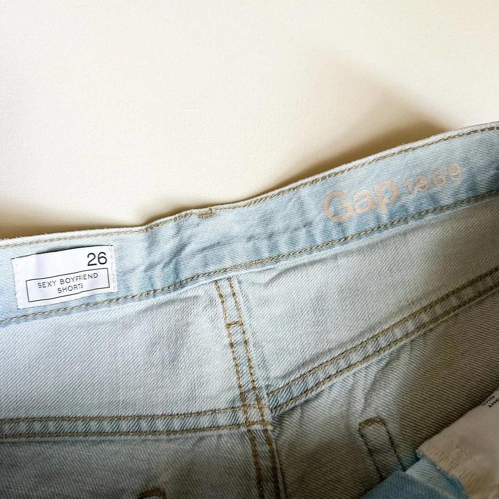 Gap “Sexy Boyfriend” Cutoff Mid Rise Light Wash Jean Shorts (size 26) - Picture 4 of 6